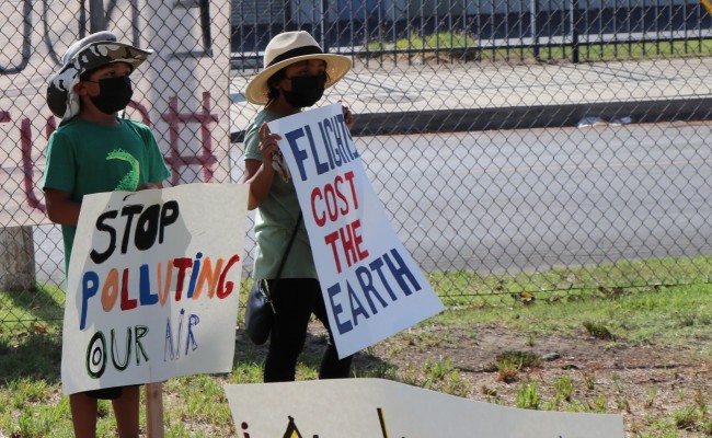 Children call for the shutdown of Whiteman Airport