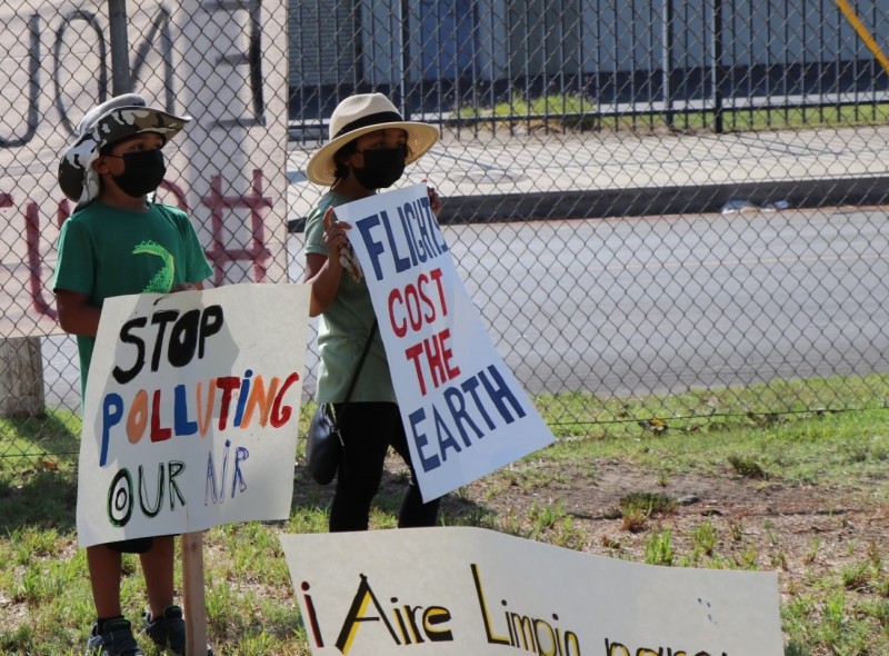 Children call for the shutdown of Whiteman Airport